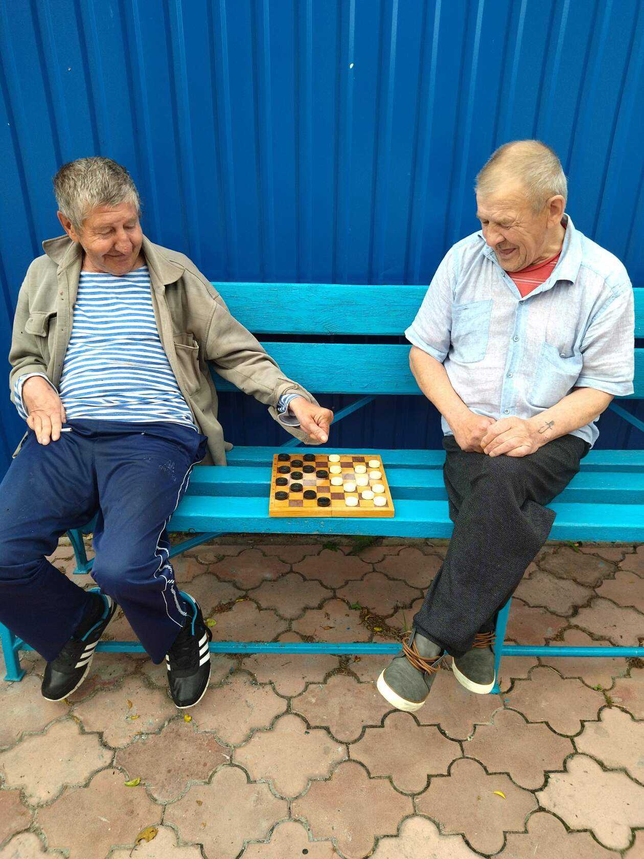 Классическая игра в шашки на свежем воздухе.