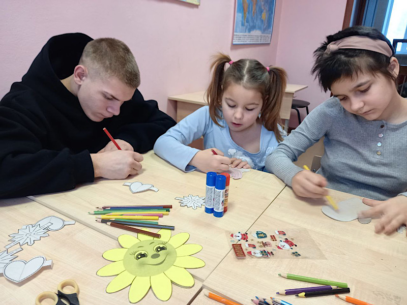 Ребята и девчата наши решили от души поздравить с Днём 