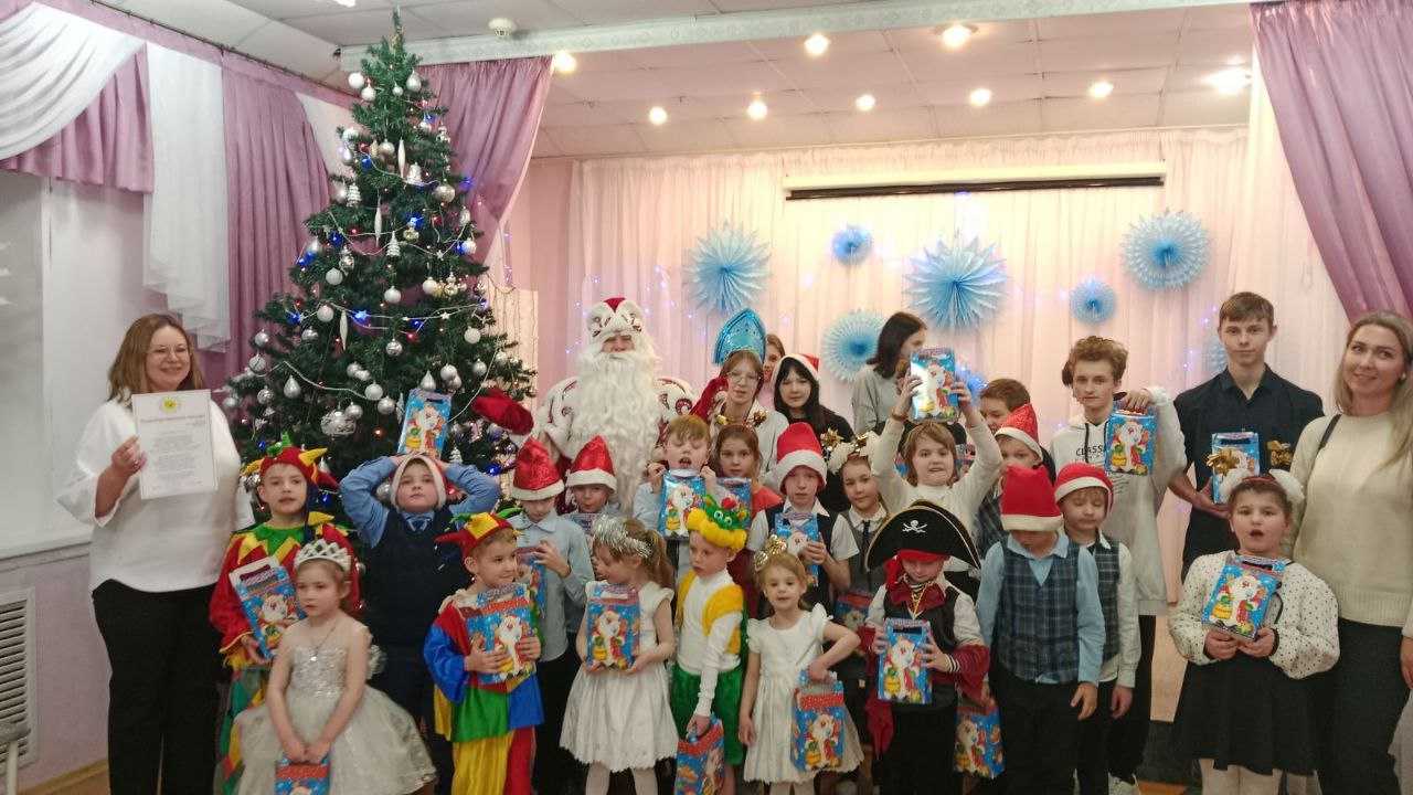 Наших ребят поздравил Дед Мороз с друзьями ООО 