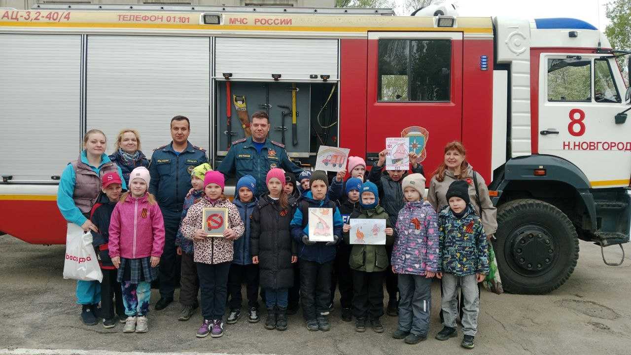 Ребята поздравили сотрудников пожарной части с днем пожарной охраны