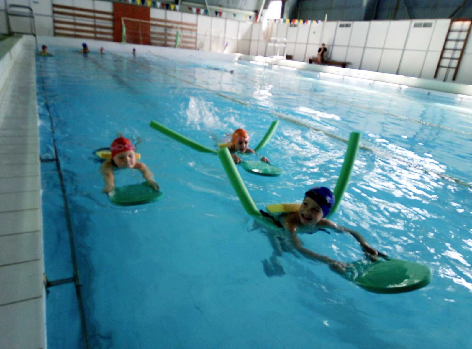 Первые занятия по обучению плаванию в бассейне 
