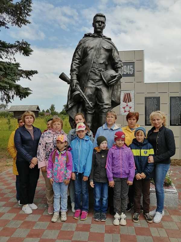 Сотрудники и дети нашего учреждения присутствовали на митинге, который проходил у памятника 