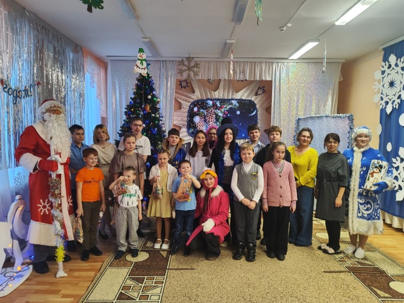 С Новогодними поздравлениями в наш центр приехали дети из Яковцевской основной школы ?