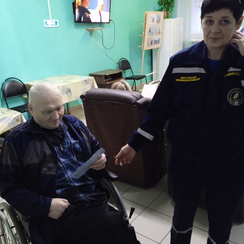 : «Осторожное обращение с электроприборами» и «Курение в специально отведенных местах»