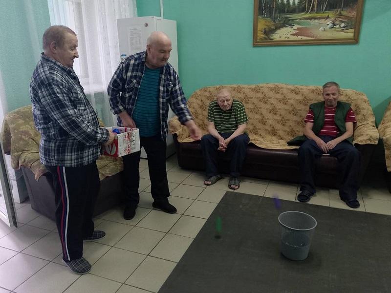 ?Сегодня у нас прошёл спортивный досуг: проживающие из Вахтанского дома-интерната соревновались в бросках мяча в корзину.