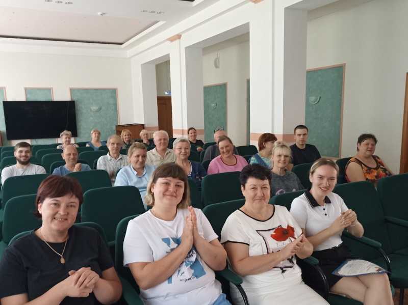 Руководство ГБУ в лице директора Смирнова Евгения Александровича поздравляет всех сотрудников с днём социального работника и вручает благодарственные письма от министерства социальной политики.