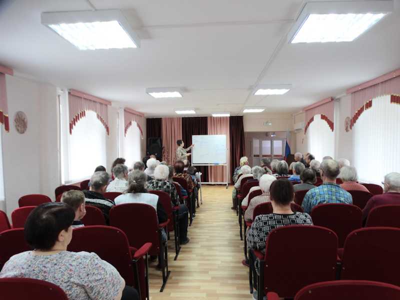 Директор учреждения Торгашева Л.Е. провела беседу с проживающими.