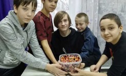 Мальчишки приготовили салат на кулинарном мастер-классе