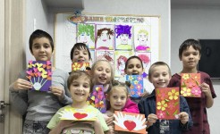 Воспитатели помогли ребятам воплотить свои идеи в жизнь, организовав и проведя замечательный мастер-класс «С любовью для мамы»