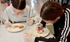 В минувшую субботу наши ребята окунулись в предновогоднюю сказку, приняв участие в мастер-классе по росписи пряников от компании "Сибур НефтеХим"