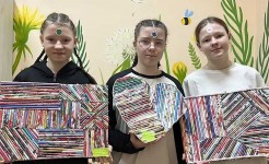 В Центре прошел увлекательный мастер-класс "Гармония скруток", где участницы создавали уникальные коллажи из трубочек, скрученных из старых журналов