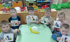 Ребята слепили из пластилина ярких, весёлых, очаровательных улиток.