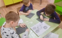 В честь приближающегося Дня Победы, 9 мая, воспитатели Ирина Викторовна Емельянова и Ирина Николаевна Степанова провели для детей мастер-класс в технике граттаж "Салют Победы"