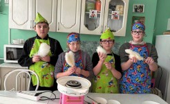 Лето, солнечные прогулки по парку… и, конечно, сладкая вата!