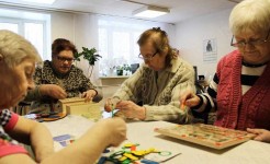 Нейрогимнастика в Доме-интернате: Развитие когнитивных функций через игру с сортерами.