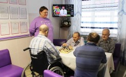 Игра в шашки в отделение милосердия !