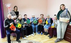 Мастер-класс от сотрудников компании «Сенергетик» по раскрашиванию кормушек для птиц.