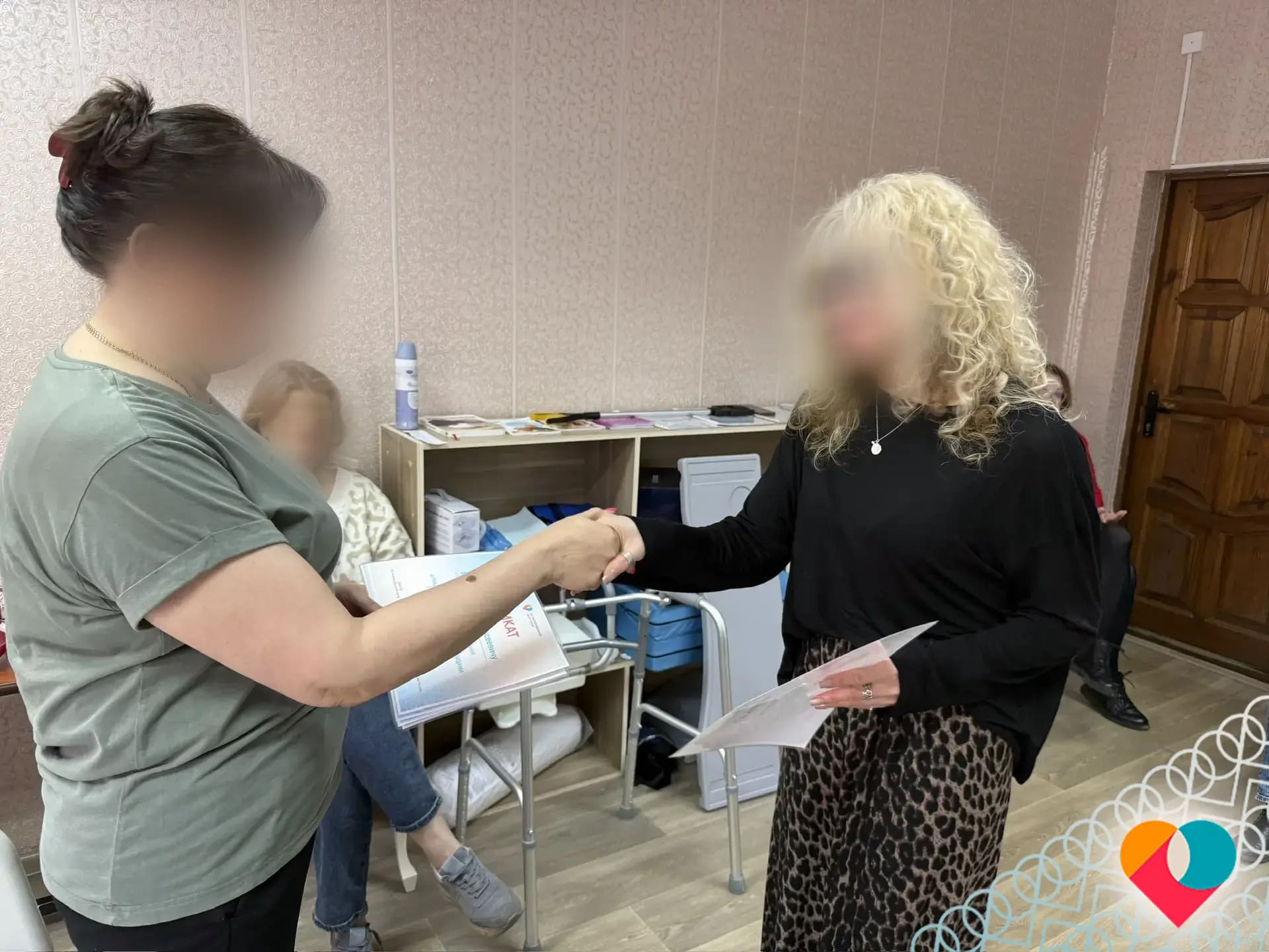 НОВЫЕ ВЫПУСКНИКИ «ШКОЛЫ УХОДА» ПОЛУЧИЛИ СЕРТИФИКАТЫ В ЦЕНТРЕ «СЕМЬЯ»