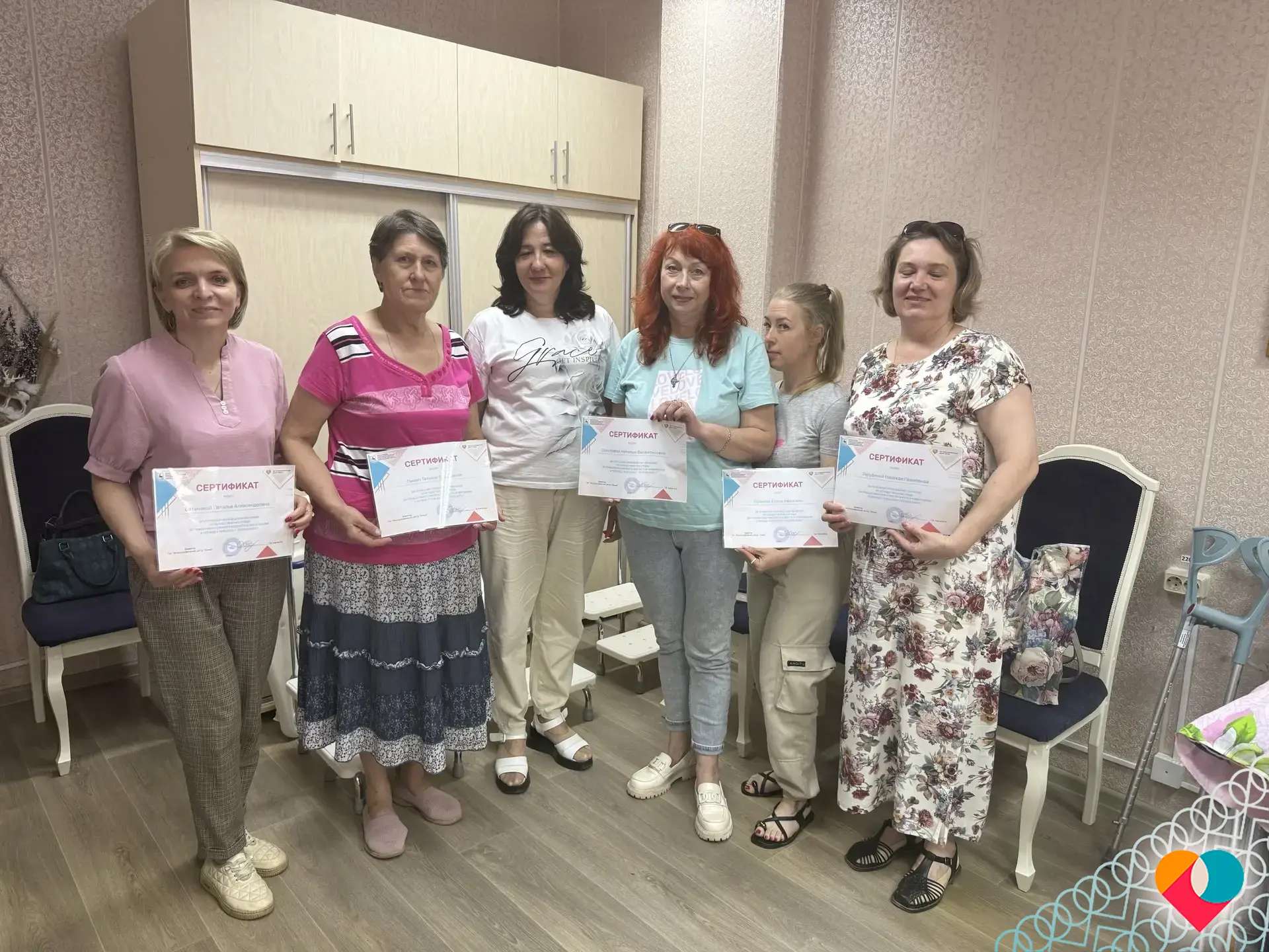 НОВЫЕ ВЫПУСКНИКИ «ШКОЛЫ УХОДА» ПОЛУЧИЛИ СЕРТИФИКАТЫ В ЦЕНТРЕ «СЕМЬЯ»