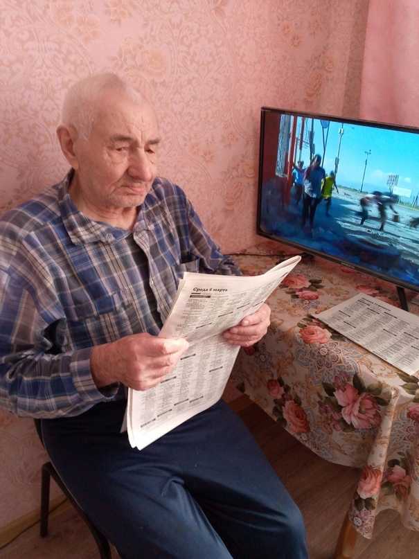 Чтение газет и журналов – одно из любимых занятий пожилых граждан.
