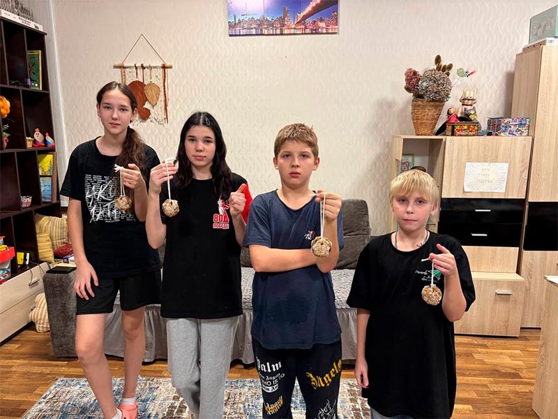 Изготовление съедобных кормушек для зимующих птиц