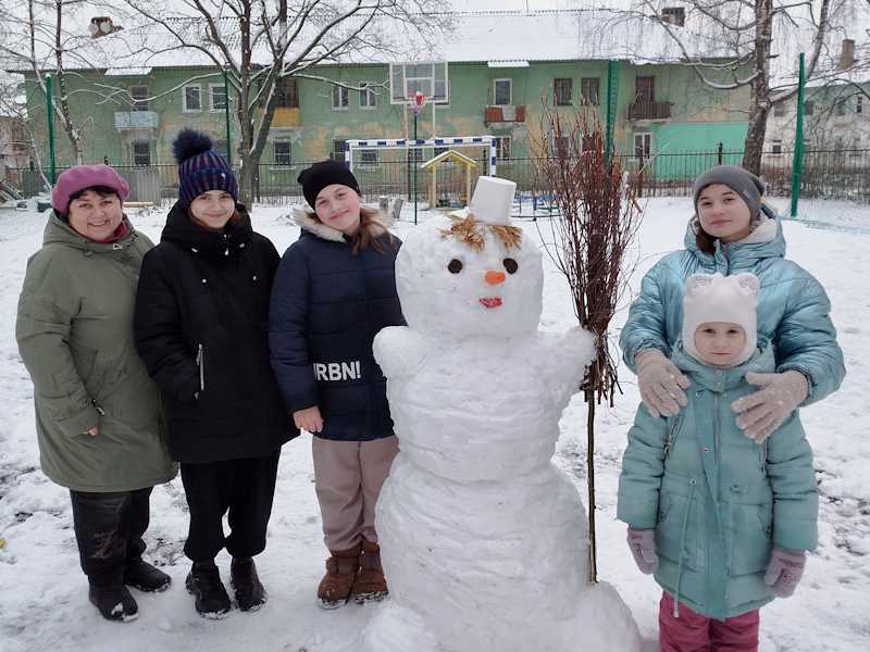 Веселый снеговик