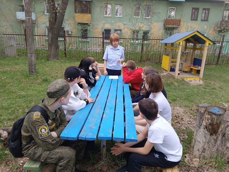 Профилактическая беседа инспектора ОДН с несовершеннолетними