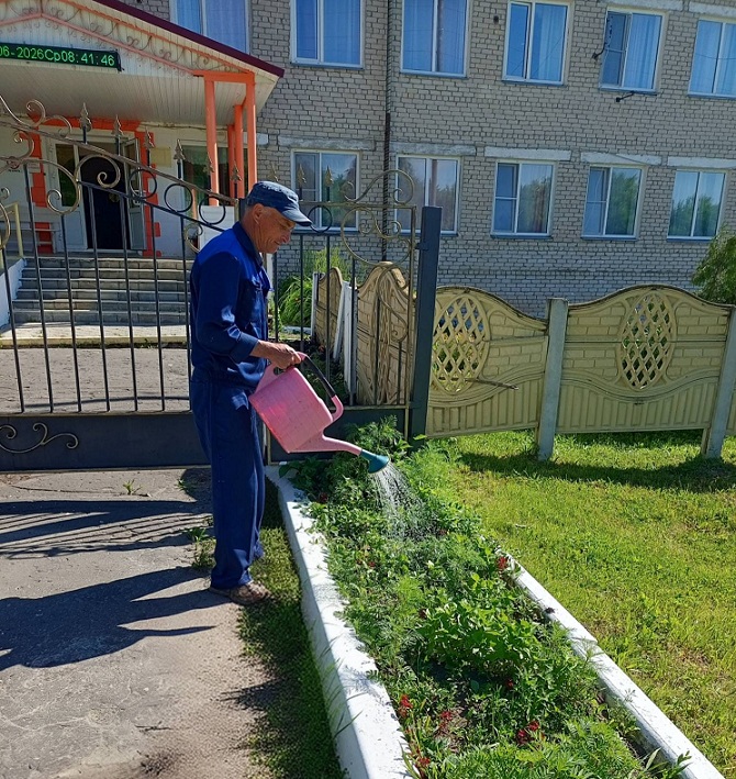 Поддержание эстетического состояния зеленых зон учреждения!