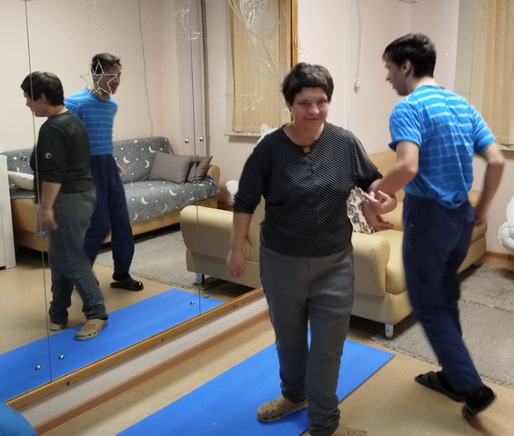 Занятие с психологом по танцедвигательной терапии