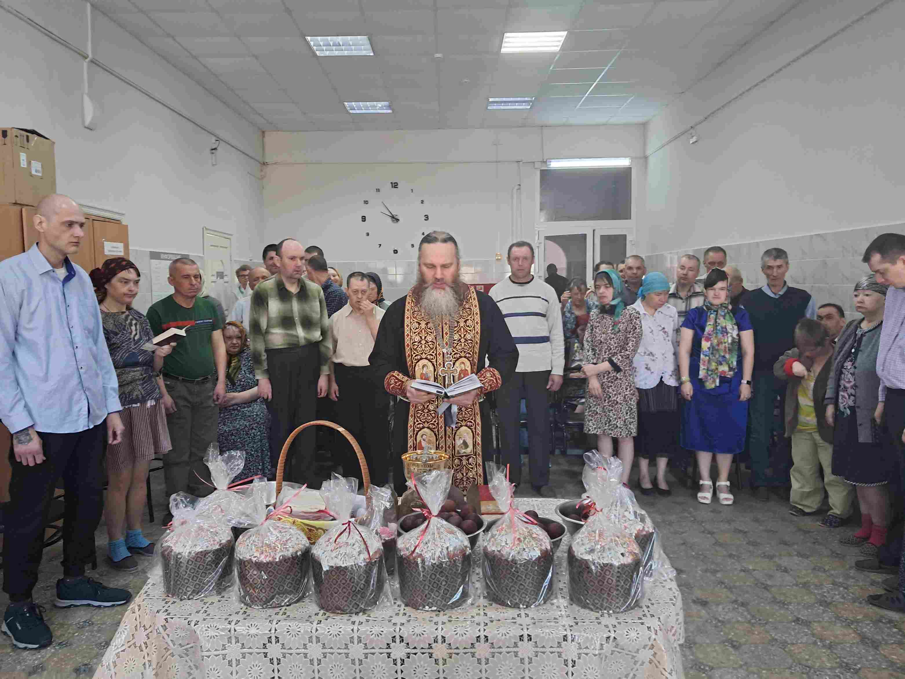Отец Андрей поздравил проживающих Навашинского ПНИ с Пасхой.