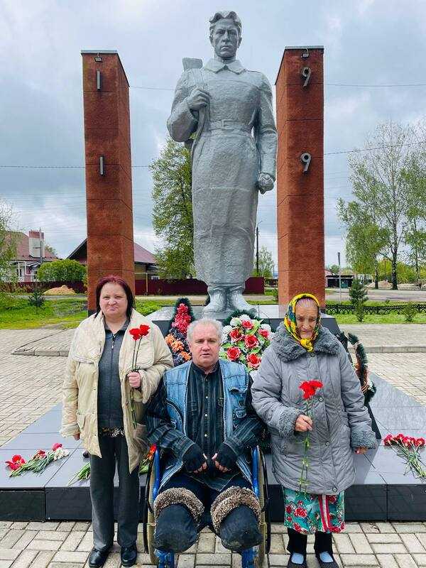 Накануне Дня Победы получатели социальных услуг возложили цветы к Вечному огню на мемориальной площади.