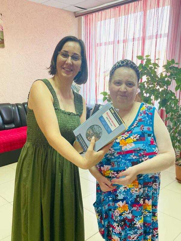 Библиотекарь Полякова.А.Г., посетила проживающих дома-интерната с новой поставкой книг для получателей социальных услуг.