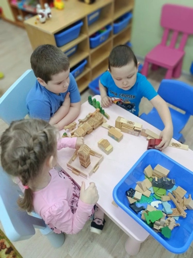Строительная игра из кубиков объединяет детей , дает возможность договариваться, делиться, обсуждать дальнейший вариант игры.