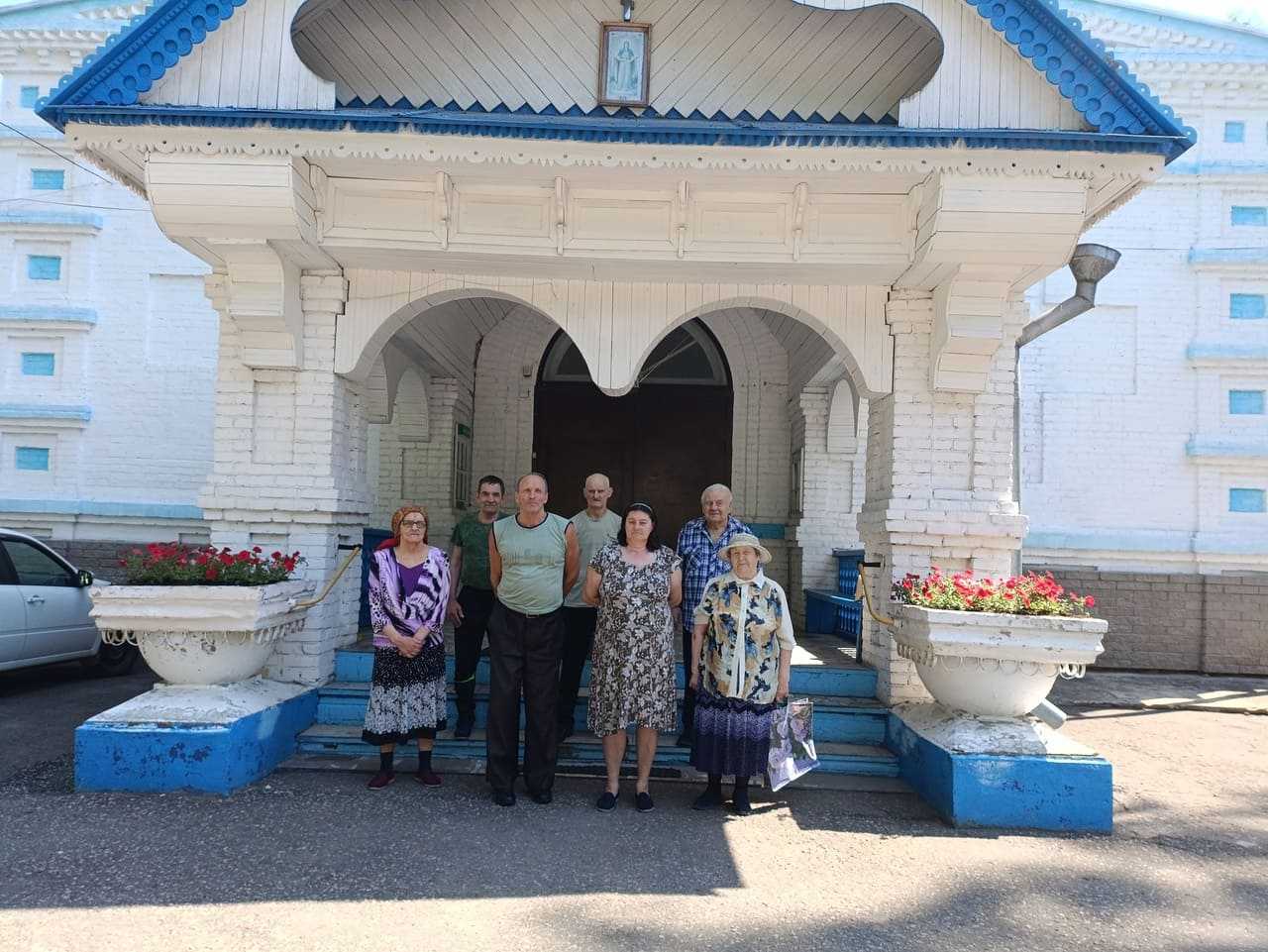 Поездка для получателей социальных услуг в Шахунскую Церковь Покрова Божией Матери