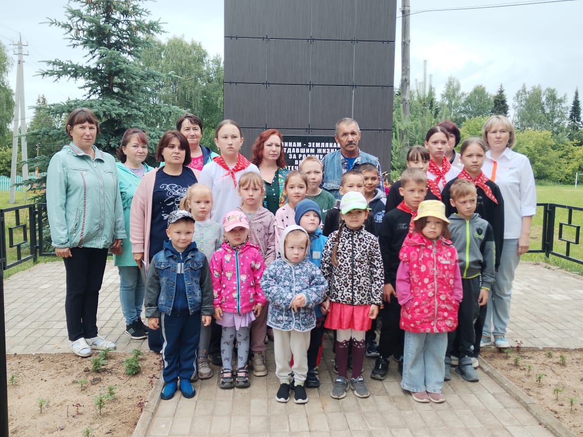 Минута молчания и возложение цветов.