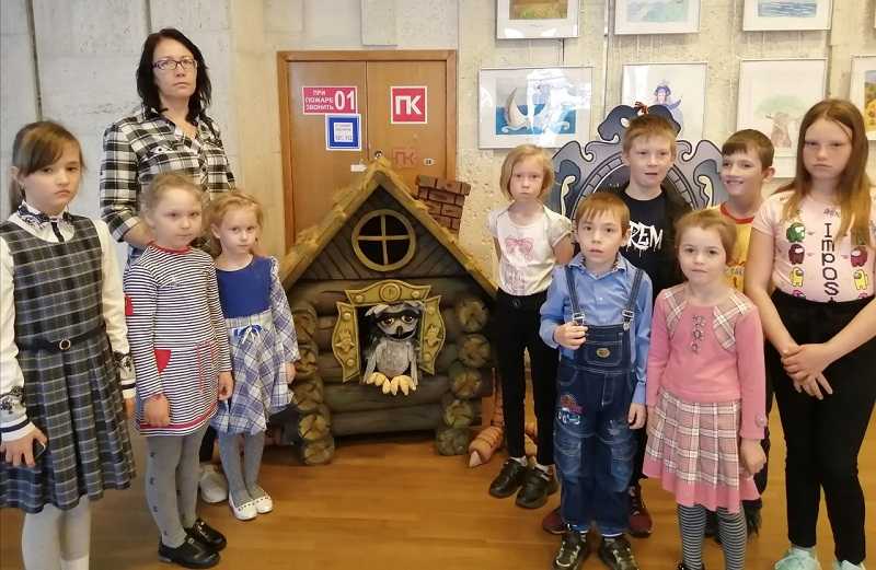Воспитанники СРЦН посетили Нижегородский государственный академический театр кукол, посмотрели спектакль «Солдат и ведьма».