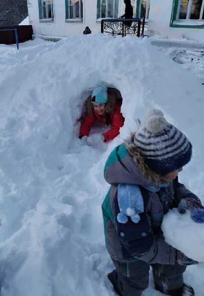 Сегодня во время прогулки ребята с энтузиазмом принялись строить снежную крепость. Совместный труд по созданию снежных построек приносит детям радость, массу положительных впечатлений, объединяет и сближает их. И вот, крепость готова, дети довольны своим 