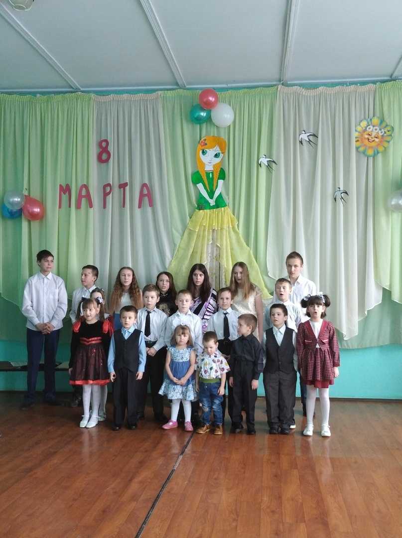 Праздничная программа «В марте есть такой денек»