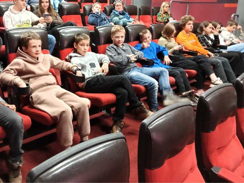 Наши ребята вновь посетили кинотеатр им. И. Извицкой и посмотрели премьеру фильма «По щучьему велению»