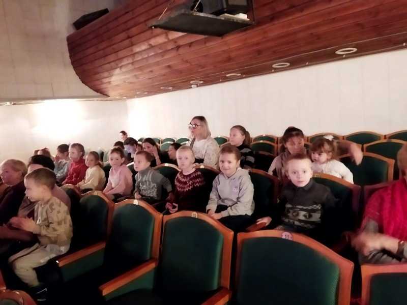 Воспитанники младшей группы посетили Дзержинский кукольный театр и посмотрели спектакль 