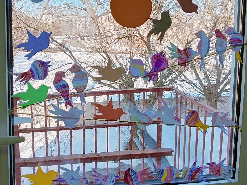 Младшие воспитанники украсили весенние окна птичками