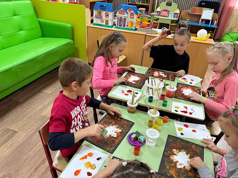 Сегодня на занятии воспитанники своими руками творили осенние шедевры, используя трафареты