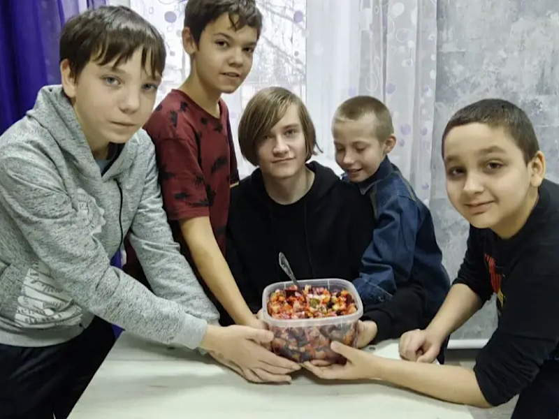 Мальчишки приготовили салат на кулинарном мастер-классе