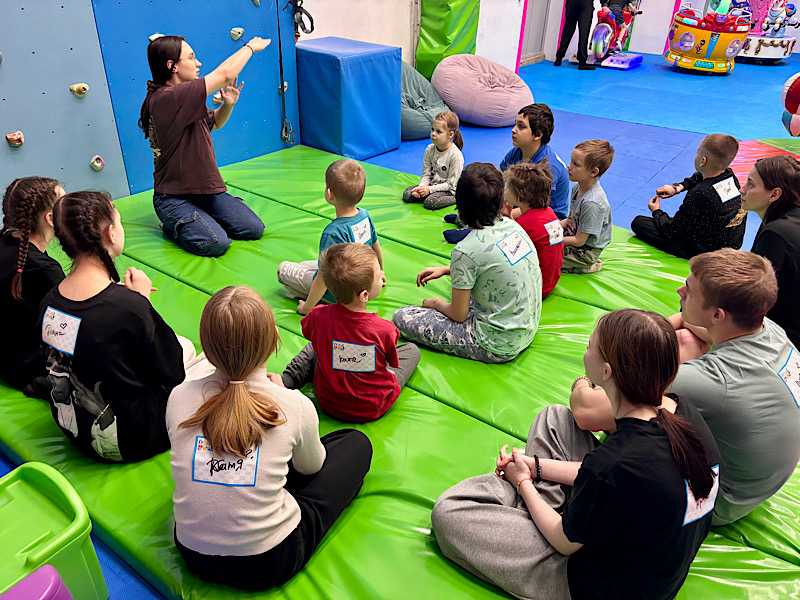 Наши замечательные друзья из Фонда социальной помощи «Доброе сердце», сделали нашим ребятам замечательный подарок ко Дню защитника Отечества – незабываемое приключение в батутном центре 