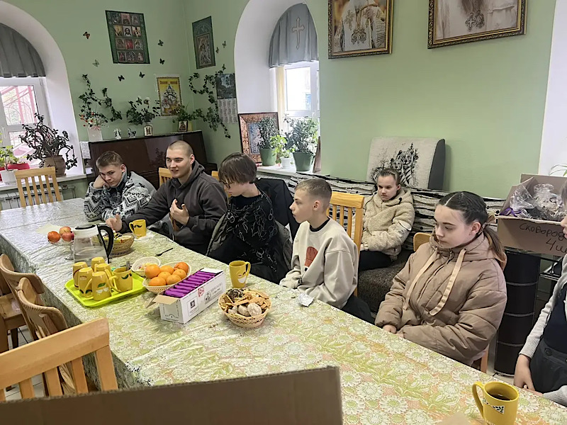 В преддверии великого праздника Пасхи наши старшие воспитанники вновь посетили Молодежный клуб при Антониевском храме