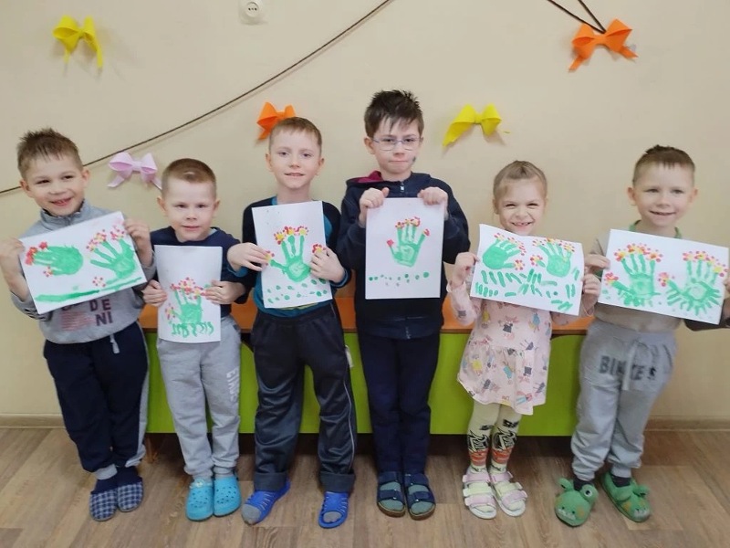 Ребята приняли участие в мастер-классе по пальчиковой живописи. 