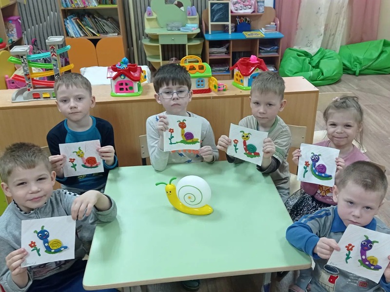 Ребята слепили из пластилина ярких, весёлых, очаровательных улиток.