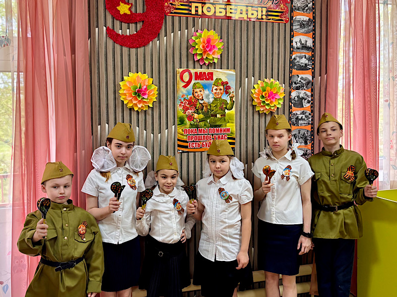 Благодаря упорным репетициям, ребята смогли через музыкальное сопровождение и игру 