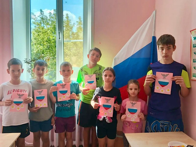 Накануне Дня Государственного флага РФ в нашем Центре состоялся мастер-класс по изготовлению праздничных открыток