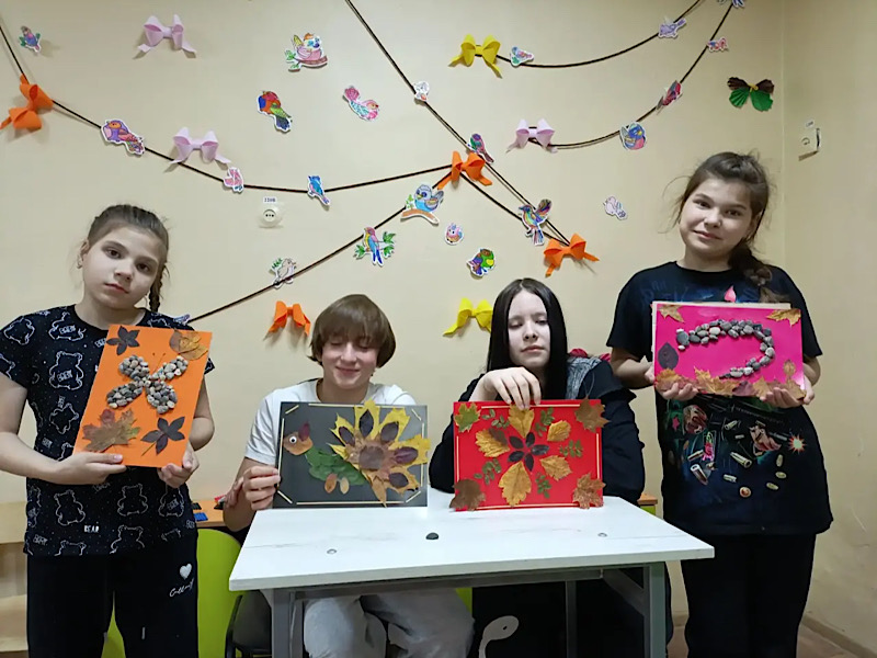 Воспитатель Ирина Викторовна Емельянова провела для ребят увлекательный мастер-класс по аппликации из природных материалов